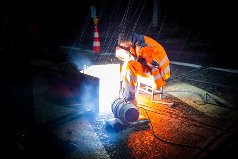 Worn tram tracks are made fit for traffic using construction welding. In order not to disrupt