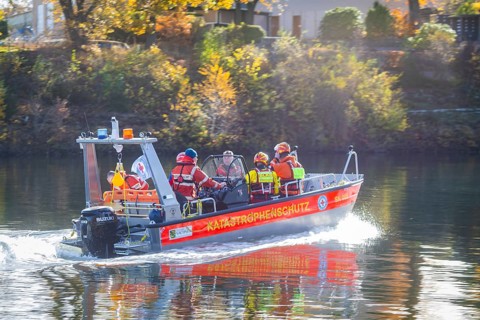 Helicopter-based water rescue by DRK Wasserwacht together with the Federal Police at the Malter dam
