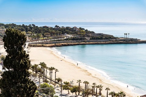 View of the bay and the city beach from the viewpoint at the end of the Rambla Nova, the Balcón