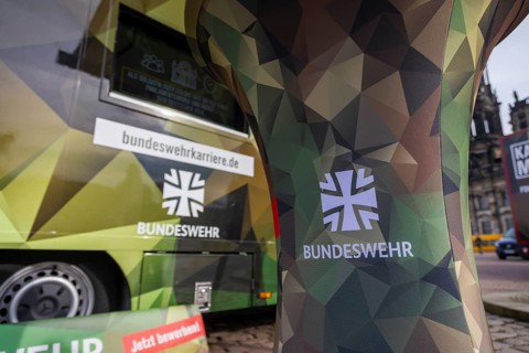 In front of the Semper Opera, the Bundeswehr bids farewell to around 700 young officers who, after