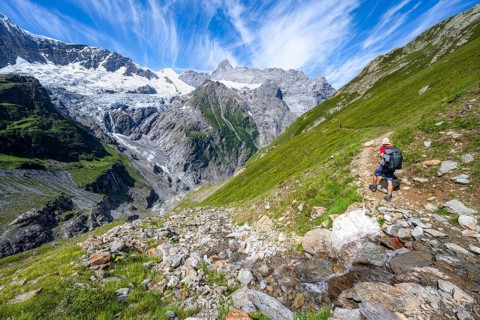 Mountaineers on hiking trail in front of mountain panorama, picturesque high alpine mountain
