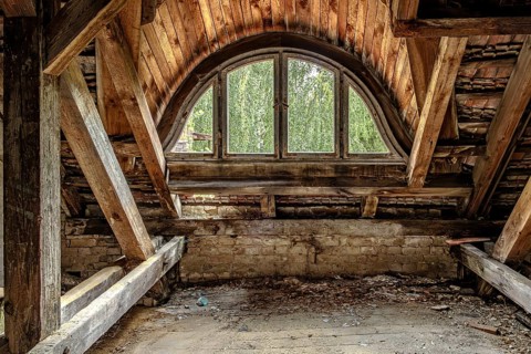 Morbid roof truss and dormer in the former lung hospital and lost place Heilstätte Grabowsee