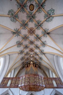 Gothic mesh vault with organ gallery of the Holy Trinity parish church, founded in 1364, Kösslarn,