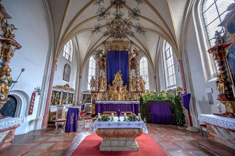 Altar with purple fasting cloth, parish church of the Most Holy Trinity, founded in 1364, Kösslarn,