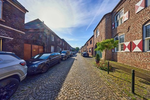 House Wachtendonk, old town, historic town center, historic brick building, façade with windows,