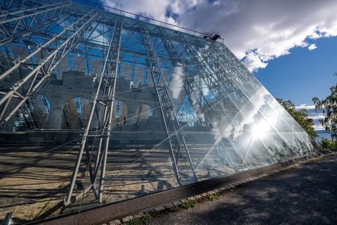 Glass canopy by architects Kjell Lund and the Lund & Slaatto office over the ruins of Hamar
