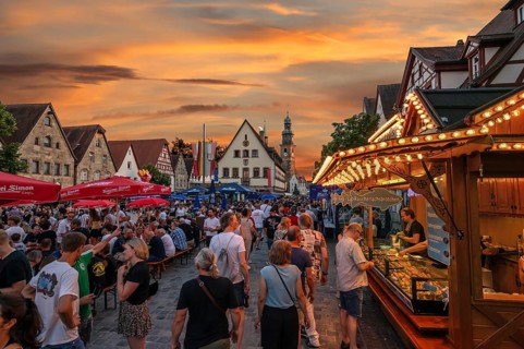 Visitors to the Laufer city festival on the market square, in the back the Old Town Hall and St.