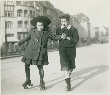 Berlin, roller skating, bourgeoisie, leisure, street, two children in old-fashioned clothes, the