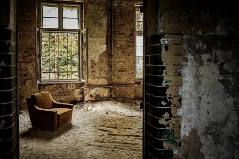 Morbid charm in the so-called armchair room, former lung hospital and lost place Heilstätte