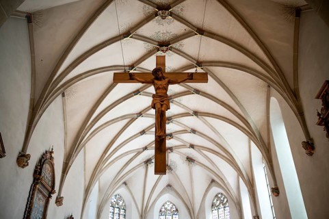Interior photo, choir room, Jesus Christ on the Cross, mesh vault, Lutheran City Church of St.