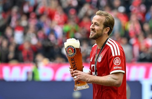 Beer shower, wheat beer shower, beer, Harry Kane FC Bayern Munich FCB (09) Meisterfeier Deutscher