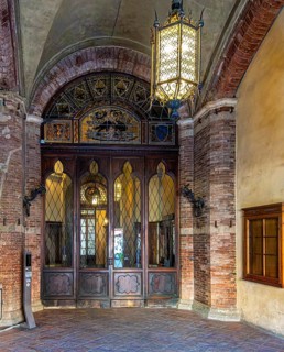 Entrance gate to the Gothic Town Hall Palazzo Pubblico on Piazza del Campo Pubblico, Siena,