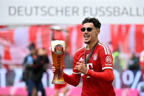 Beer shower, wheat beer shower, beer, Aleksandar Pavlovic FC Bayern Munich FCB (45) Championship