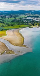 The Radolfzeller Aach flows into Lake Constance. The river carries little water. The water level in