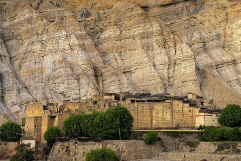 Settlement, small village, traditional clay houses near Chhusang in the Kali Gandaki river valley,