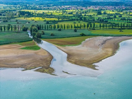 The Radolfzeller Aach flows into Lake Constance. The river carries little water. The water level in