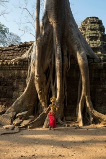 Young woman dressed as a temple dancer, Apsara, Ta Prohm, Angkor Wat, Angkor, UNESCO World Heritage