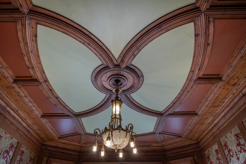 Cassetted ceiling with Art Nouveau chandelier, Museum Jugendstilsenteret og KUBE, Ålesund or