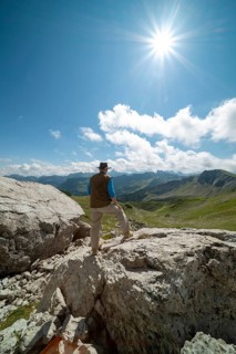 Mountain walker, aged 65–70, (model release) Panorama from the Koblat High Trail on the Nebelhorn