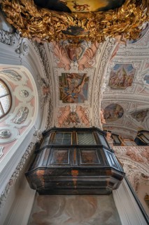Prince's lodge in a side altar of the parish church of the Assumption of Mary, 17th century Baroque