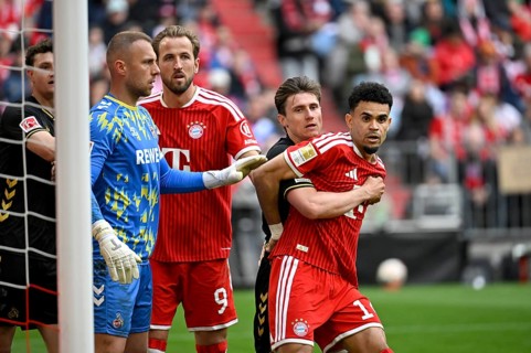 Penalty area scene, Goal area scene Goalkeeper Marvin Schwäbe 1. FC Köln (01) Alessio Castro-Montes