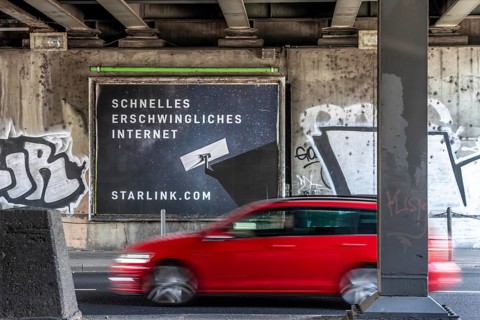 Advertising for fast Internet via Starlink, Internet access via a satellite network, from the US