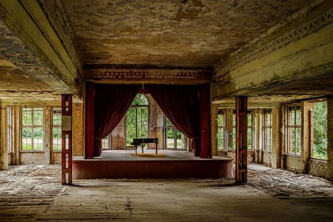 Morbid charm in the so-called piano hall, former lung sanatorium and lost place Heilstätte