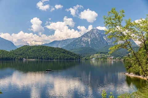 Altausseer See with the village of Altaussee, in the background the Hohe Dachstein and the