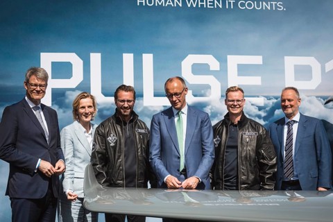 Friedrich Merz between Florian Seibel and Sven Kruck (both from Quantum Systems) at the
