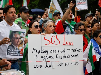 On the 250th anniversary of American independence, Iranians are demonstrating with pictures of Reza