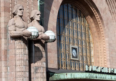 Steinmänner oder Kivimiehet, Männer mit Globus, by Emil Wikström, entrance to Helsinki Central