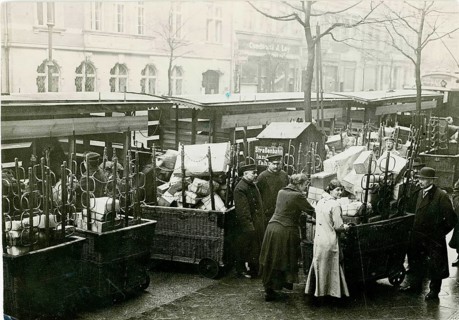 Mail parcels, transportation, help from gymnasts, World War I, Berlin, tram Busy train station with