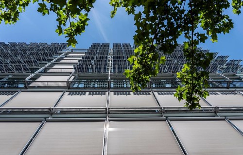 The FLOAT office building in Düsseldorf's media harbor, on Holzstraße, almost 200 meters long