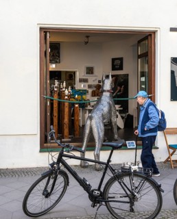 Large dog, metal mastiff, art object on the window of an art gallery on Reinhardtstraße in Berlin