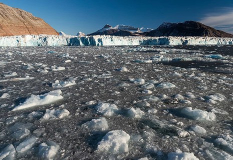 Glacial ice, Ossian Sarsfjellet, Colletthogda, two of the three mountains known as Tee Kroner