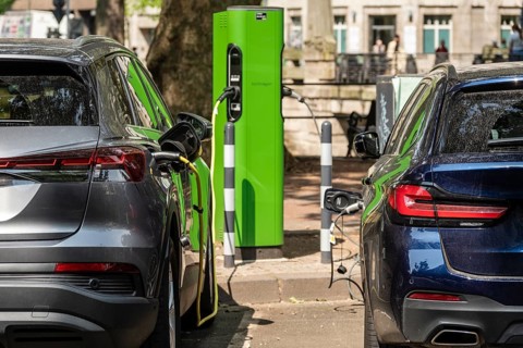Two cars are charged at a charging station on Königsallee, Düsseldorf, Germany