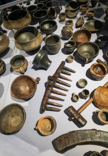 Various ancient Oemish bowls and bowls made of metal, scythe, Varus Battle Roman Museum Kalkriese,