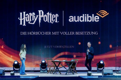 Ayla (13), winner of the 2025 reading competition, and Sebastian Fitzek at the 20th-anniversary