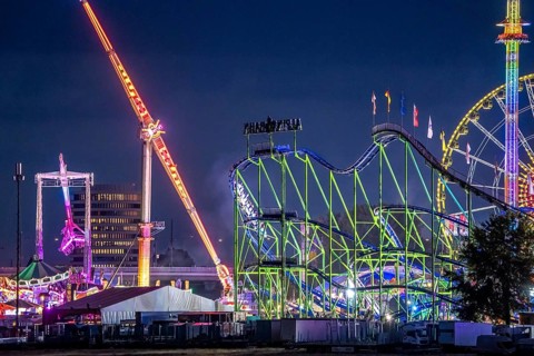 Rhine fair in the Rheinwiesen in Düsseldorf-Oberkassel, rides in the evening, with lots of