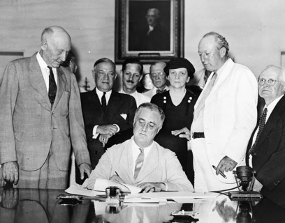 Franklin D. Roosevelt signs the Social Security Act, 14 August 1935 Franklin Delano Roosevelt (30.