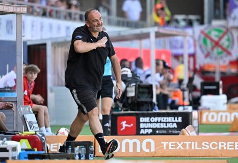 Coach Coach Frank Schmidt 1. FC Heidenheim 1846 FCH on the sidelines gesture sour soccer