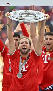 Harry Kane FC Bayern Munich FCB (09) Leon Goretzka FC Bayern Munich FCB (08) Meisterschale, cup,