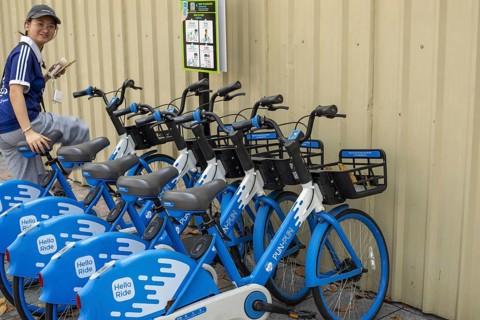 A series of Hello PunPun rental bikes, the blue and white wheels are properly available and show
