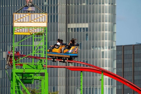 Wilde Maus Achterbahn XXL, Rheinkirmes in den Rheinwiesen in Düsseldorf-Oberkassel, behind the GAP