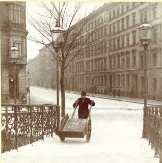 Berlin, Tiergarten, Moabit, Spree, winter, handcart, Armit, twenties, man with handcart on snowy
