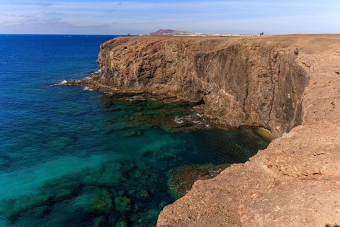 Lanzarote, Canary Islands, Spain, Europe, Playas de las Papagayo, steep cliffs rise above the