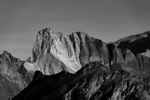 Rugged snail, 2268 m, in a group of thumbs: Sunlight over rocky ridges and alpine mats, a quiet
