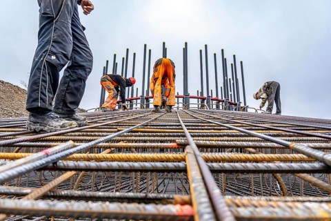 Assembly of reinforcing steel for the reinforced concrete foundation of a wind turbine, a mesh of