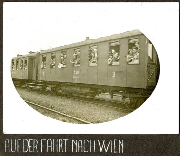 International Socialist Youth Meeting, Vienna, 1929, A train full of young people on their way to