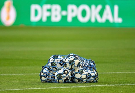 Adidas Derbystar game balls in the ball net, net, behind gang advertising DFB-Pokal, soccer